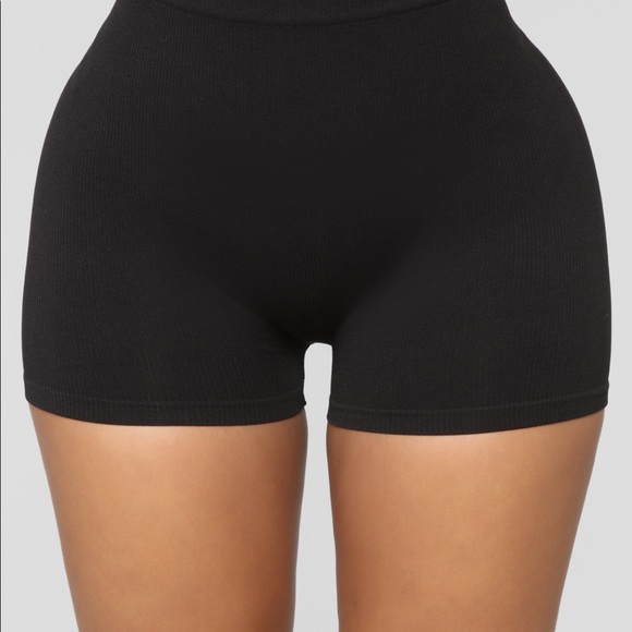 Uncomplicated Seamless Shorts - Black - Picture 3 of 4